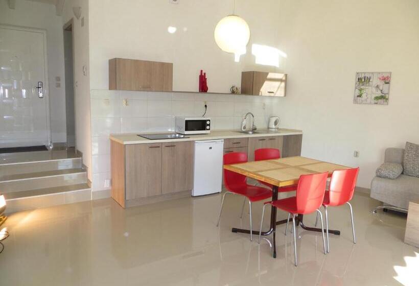 آپارتمان خانوادگی, Oaza Inn