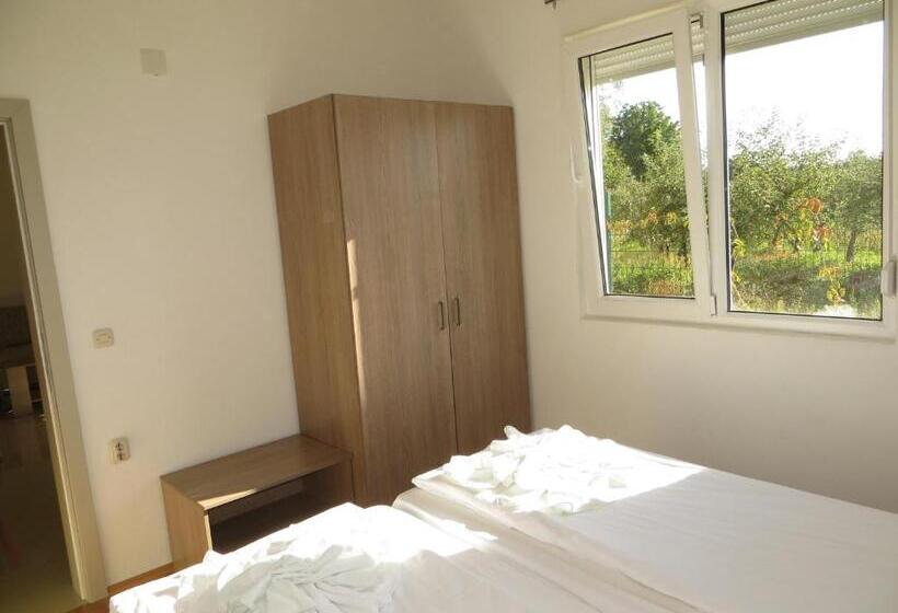 آپارتمان خانوادگی, Oaza Inn