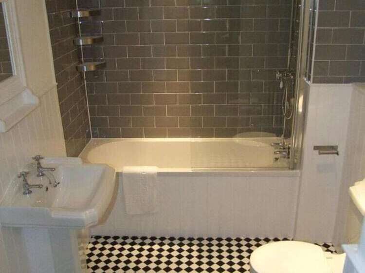 غرفة سوبيريور, The Fleur De Lys