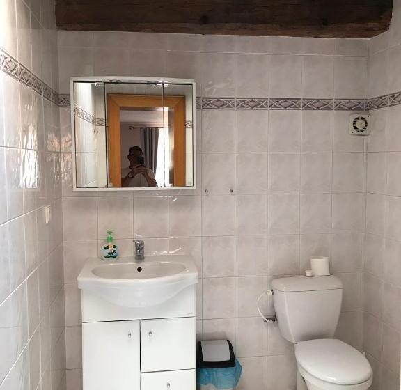 غرفة قياسية, U Zlateho Andela