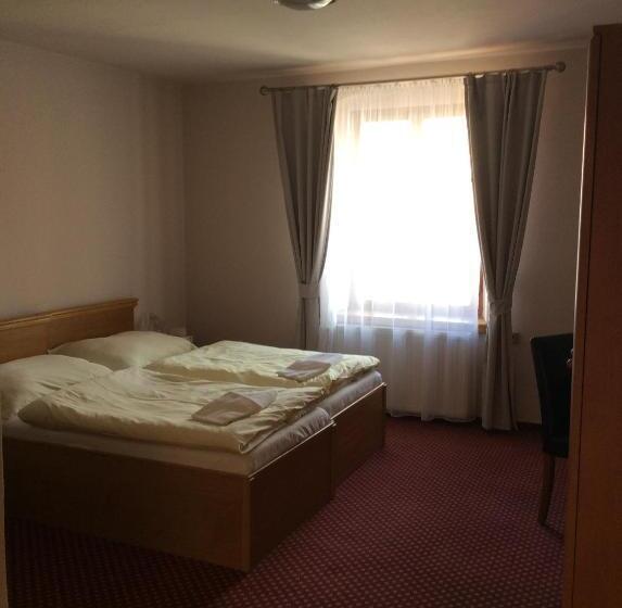 غرفة قياسية, U Zlateho Andela