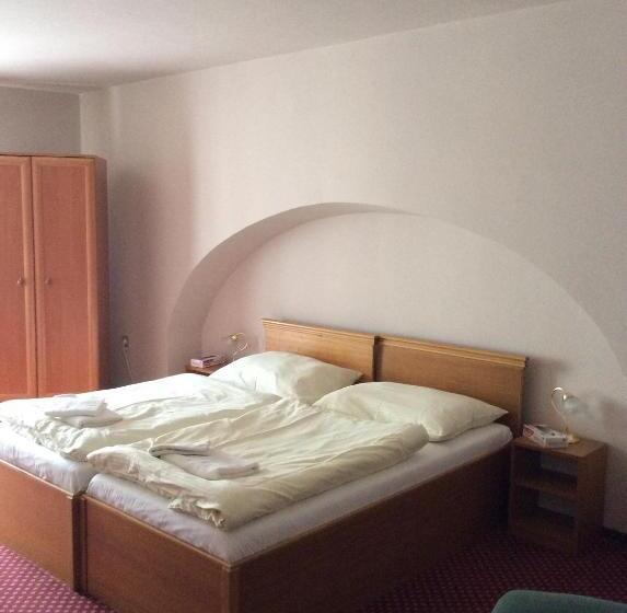 غرفة قياسية, U Zlateho Andela