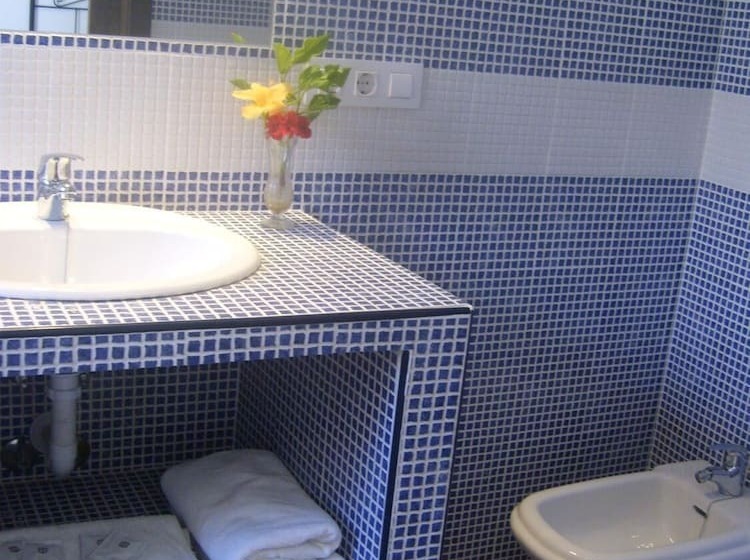 חדר סטנדרט לשלושה, Hostal El Canario