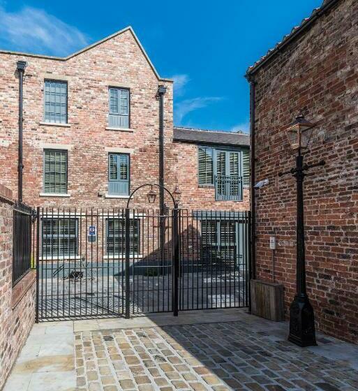 Студия Стандарт, The Lawrance Luxury Aparthotel   York