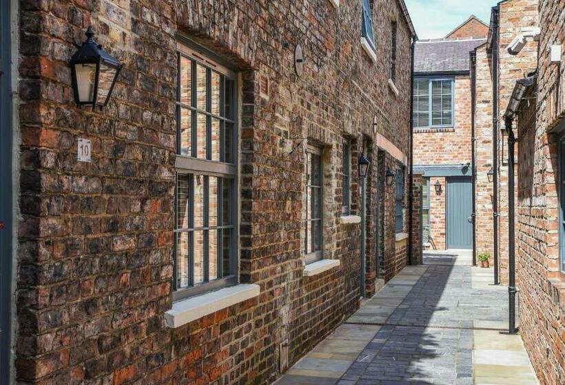 Студия Стандарт, The Lawrance Luxury Aparthotel   York
