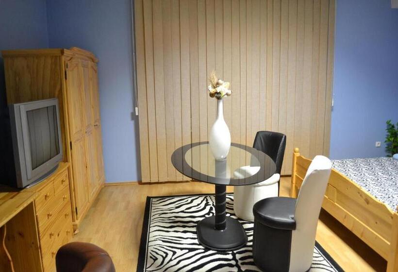 Полулюкс, Byron