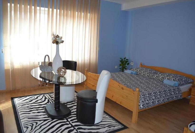 Полулюкс, Byron