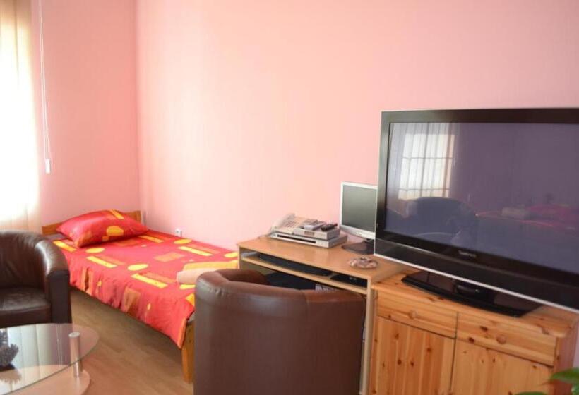 Полулюкс, Byron