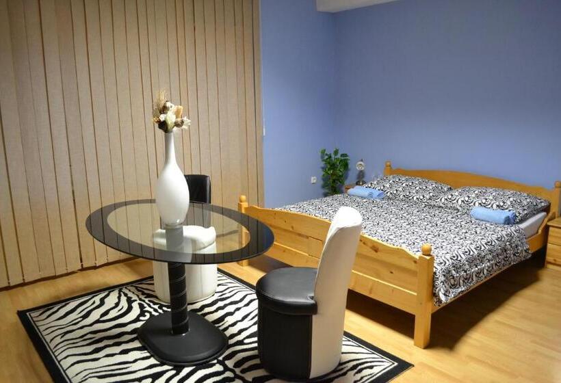 Полулюкс, Byron