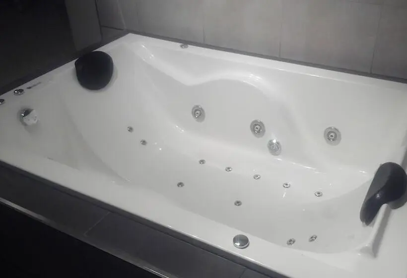سوئیت با وان آب گرم, Hostal Ocana Manilva