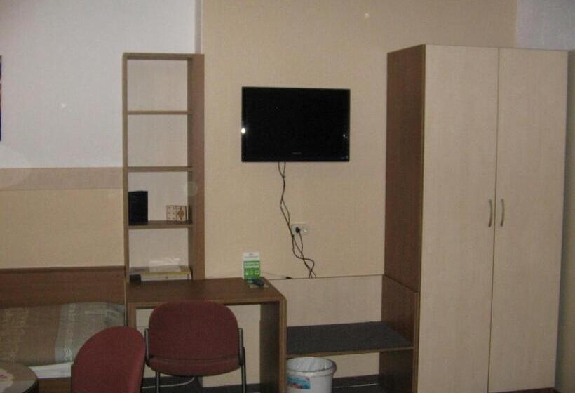 标准三人间, Pension City