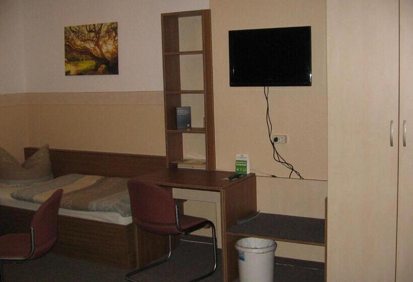 标准三人间, Pension City