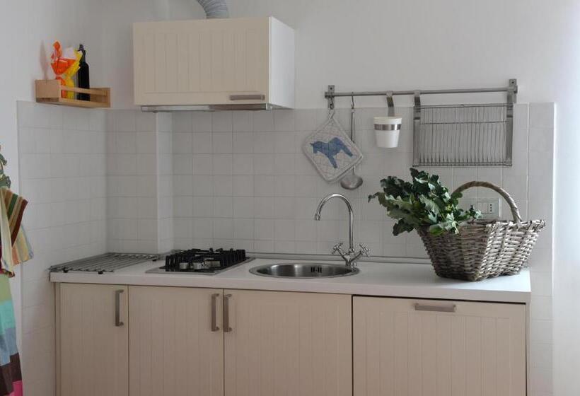 דירת שני חדרים, Il Laghello Di Amina