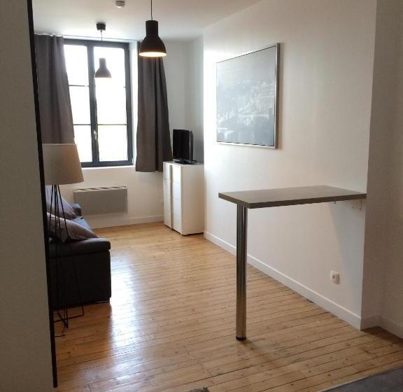 חדר סטודיו סטנדרד, Som Home