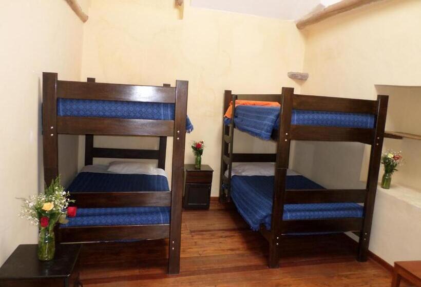 سرير فى غرفة مشتركه, Okidoki Cusco Hostal
