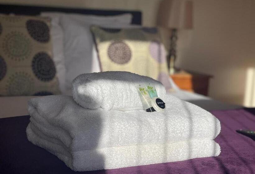 标准三人间, The Crossroads Inn