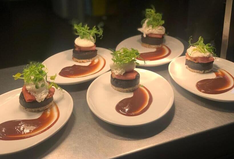 标准三人间, The Crossroads Inn