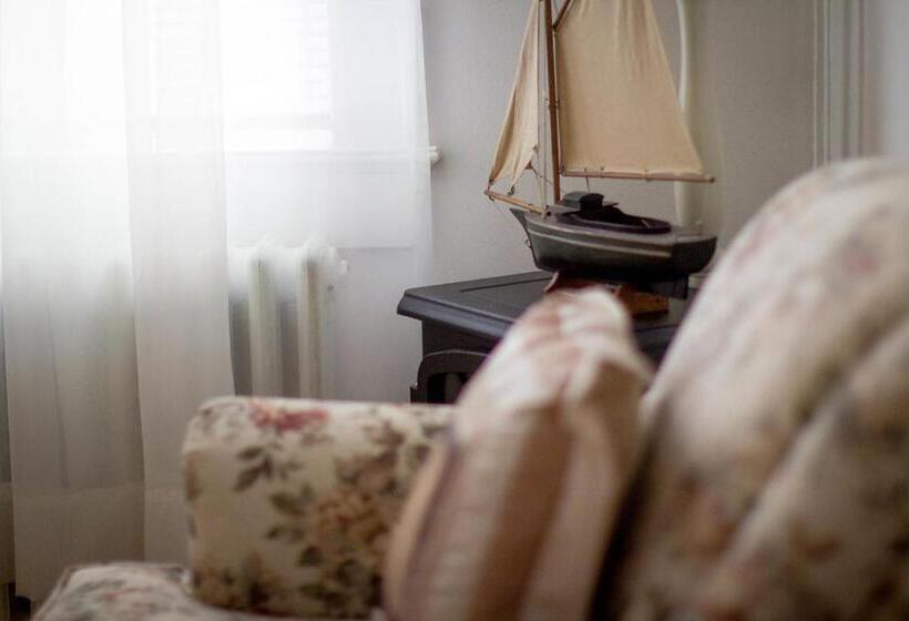 דירת חדר נוף לגינה, Historic White Blossom House