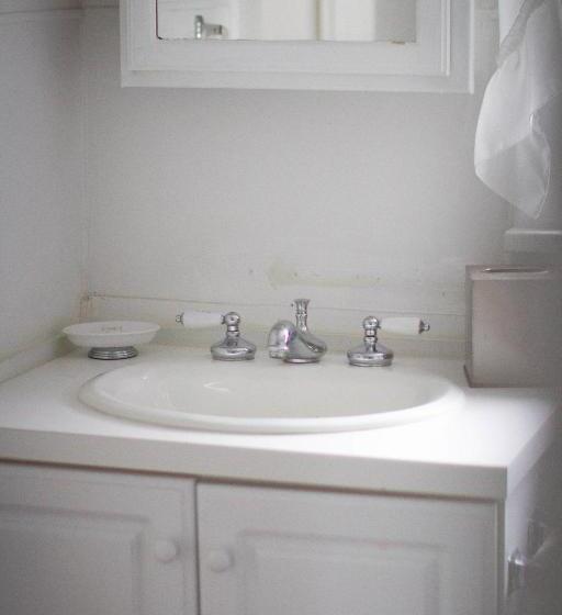 דירת חדר נוף לגינה, Historic White Blossom House