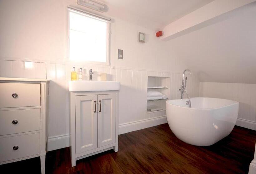 海の見える２ベッドルームアパートメント, 1 Elliot Terrace