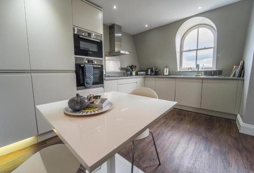 海の見える２ベッドルームアパートメント, 1 Elliot Terrace