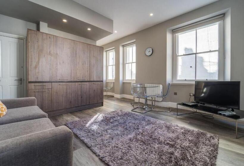 スタンダードスタジオ, 1 Elliot Terrace