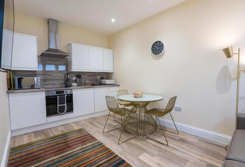 １階の１ベッドルームアパートメント, 1 Elliot Terrace