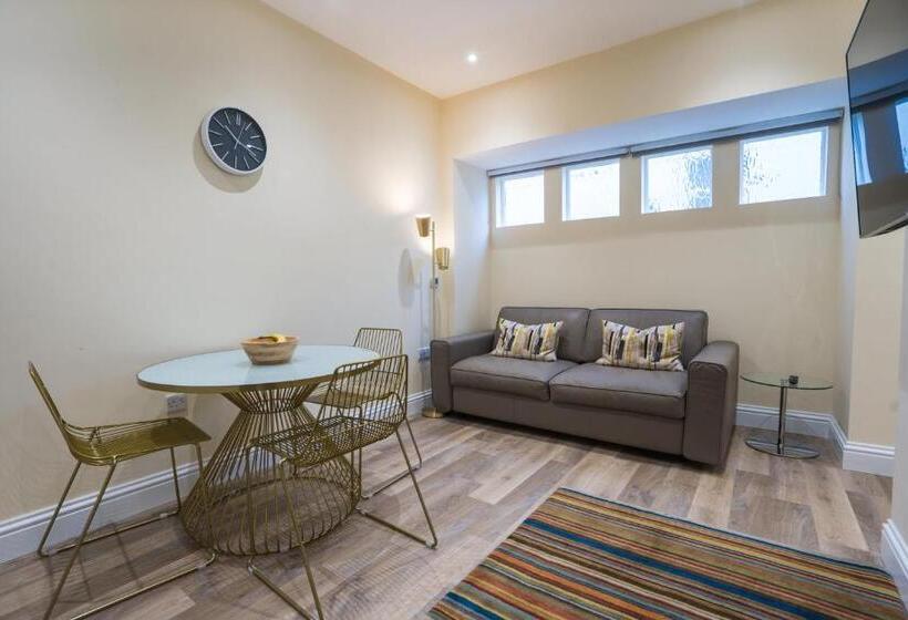 １階の１ベッドルームアパートメント, 1 Elliot Terrace
