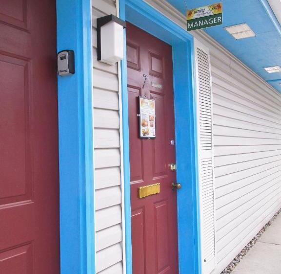 스위트, Turning Leaf Townhome Suites