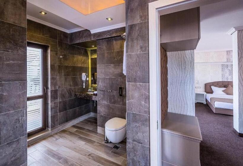 펜트하우스 스위트, 8 1/2 Art Guest House