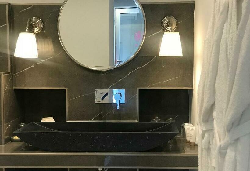 Suite with Pool, Minera