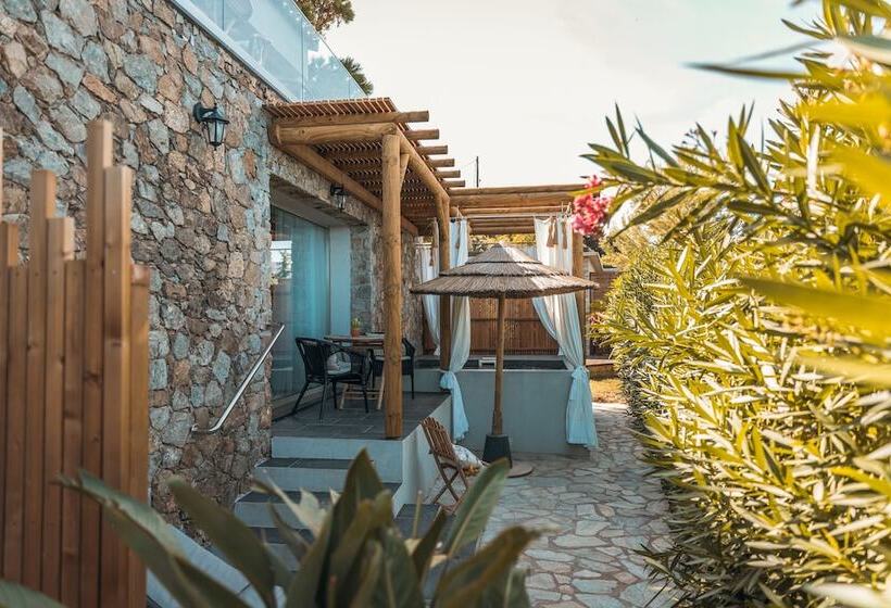 Suite with Pool, Minera