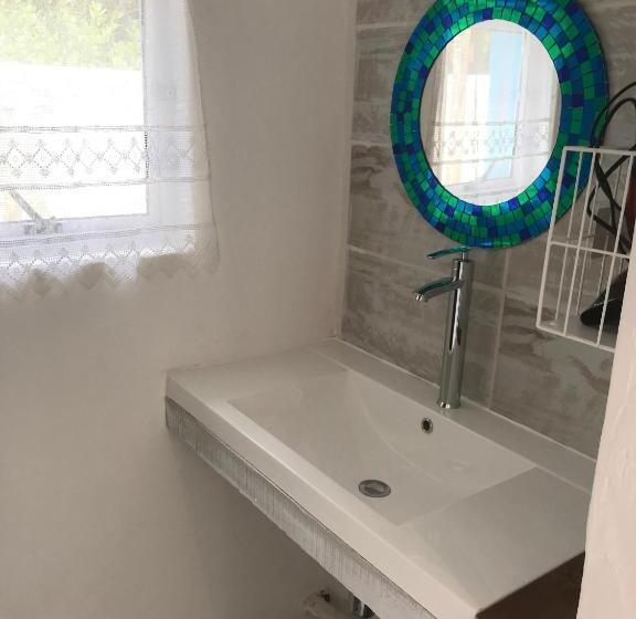 اتاق استاندارد سه نفره, The Green Palm Cottage