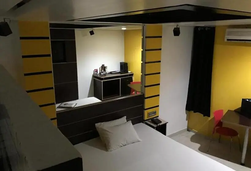 Deluxe-sviitti, Luna Motel
