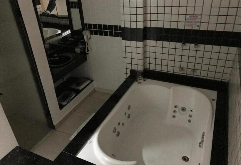 디럭스 스위트, Luna Motel