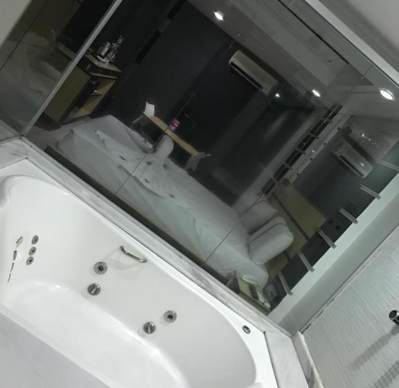 디럭스 스위트, Luna Motel