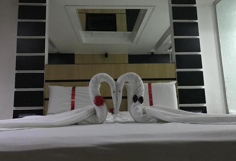 디럭스 스위트, Luna Motel