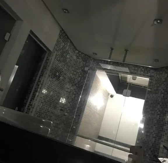 Duplex-sviitti, Luna Motel