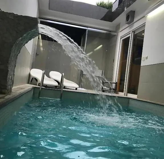 Sviitti Uima-allas, Luna Motel