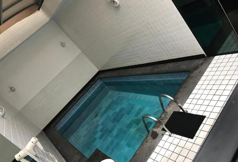 전용 풀장 스위트, Luna Motel