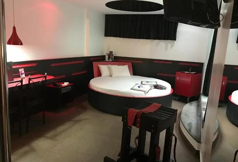 Sviitti Uima-allas, Luna Motel