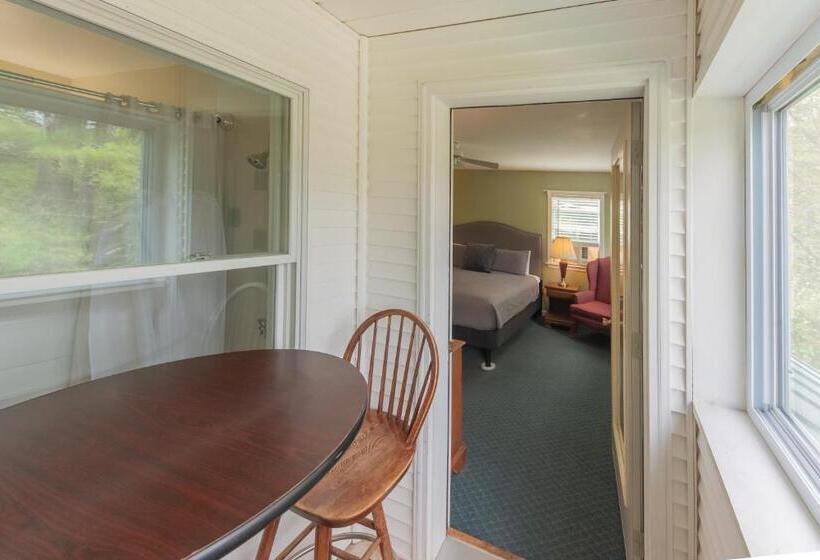 غرفة قياسية سرير كينج, Inn By The River