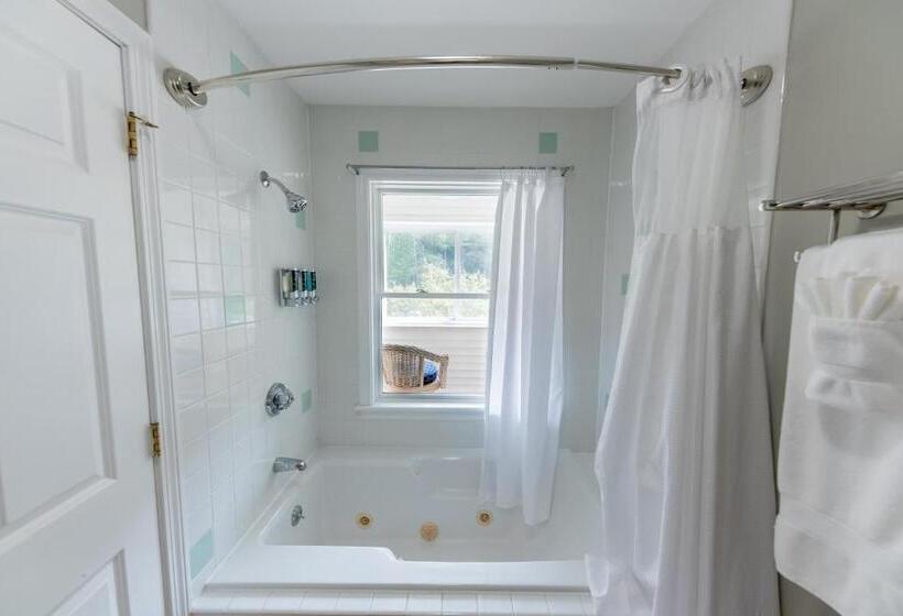 غرفة قياسية, Inn By The River