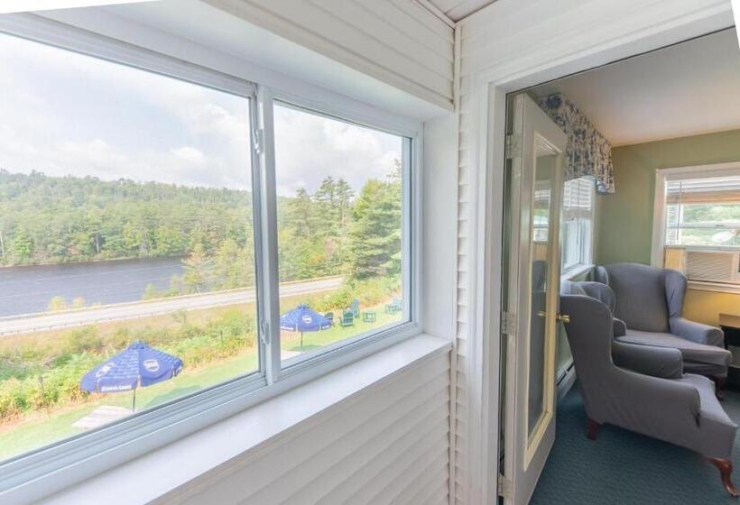 غرفة قياسية سرير كينج, Inn By The River