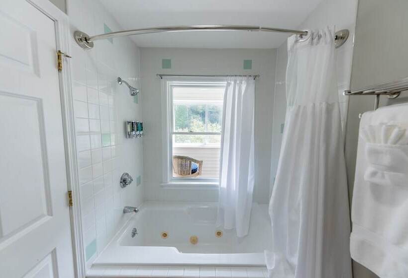 غرفة قياسية, Inn By The River