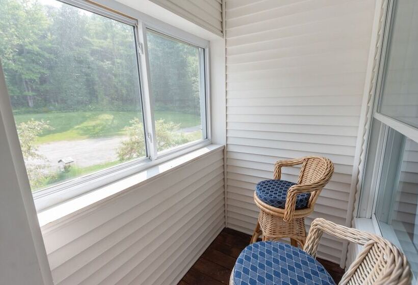 غرفة قياسية, Inn By The River