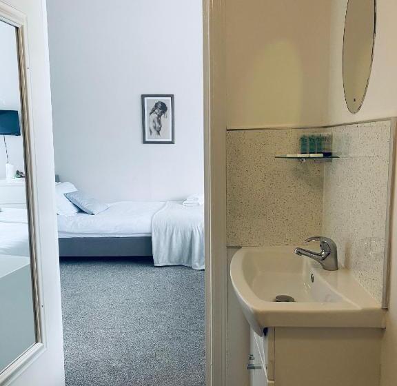 غرفة عائلية, The Portmann