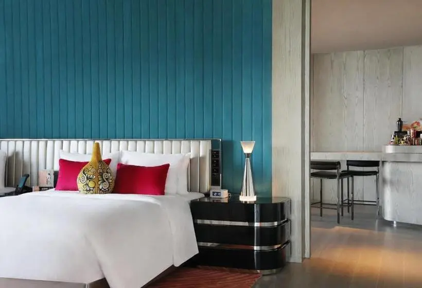 Suite with lake view, W Xian