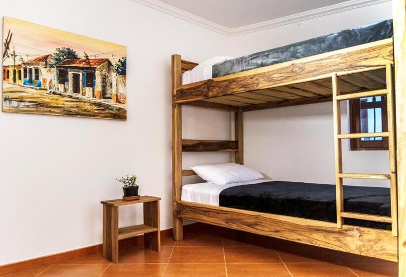 Standard Neljän Hengen Huone Jaettu Kylpyhuone, Nibiru Hostel