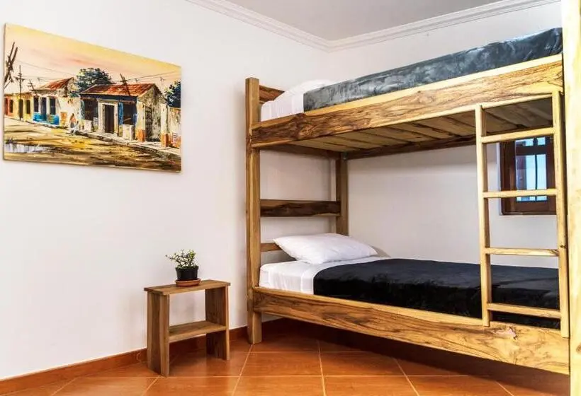 اتاق استاندارد چهارنفره با سرویس بهداشتی مشترک, Nibiru Hostel